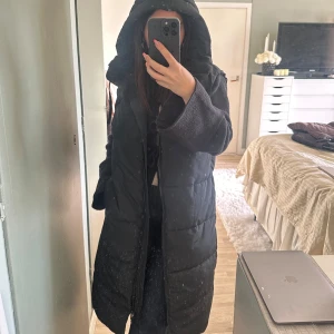 Svart lång väst - Använd fåtal gånger 