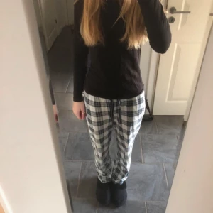 Svart långärmad tröja - Säljer en enkel och stilren svart långärmad tröja. Perfekt för både vardag och lite kyligare dagar. Tröjan har en normal passform och är gjord i ett mjukt material som känns skönt mot huden. Passar bra till jeans eller mysbyxor. Hör av dig vid intresse!💗