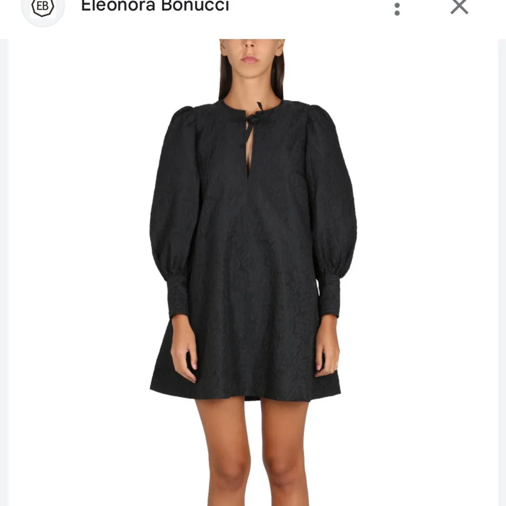 Söker denna klänning från Ganni i strl. XS-M.. Mekot.