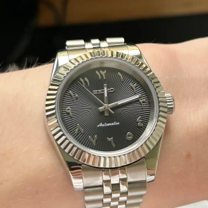 Seiko mod ”arabic dial” 40mm - Hej, helt nybyggd Seiko mod med ett automatiskt nh38 movement. Klockan är har en diameter på 40mm 
