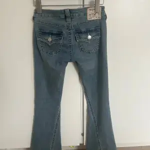 Säljer ett par skit snygga blå bootcut jeans från True Religion. Helt nya då jag endast använt dem 2 ggr!!🤗🤗💕💕 