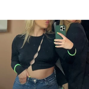 Fest topp - Svart topp med detaljerat knäppe💞