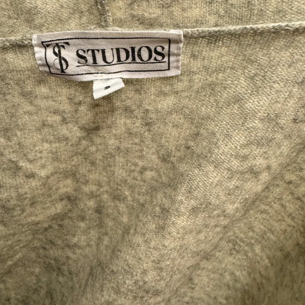 Säljer en stilren grå hoodie från ST Studios i mycket bra skick. Den är gjord av Kashmir material och har en dragkedja framtill. Perfekt för både höst och vår. Passar till alla tillfällen när du vill vara bekväm men ändå snygg.. Tröjor & Koftor.