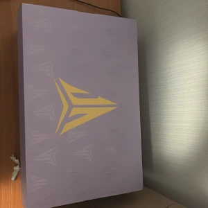 Lila Nike Ja 2 Sneakers - Säljer ett par nya Nike Ja 2 sneakers i en cool lila färg med turkos och guld detaljer. Skorna har en snygg design med snörning och en mönstrad sula för bra grepp. Perfekta för både träning och vardag inte använda alls nypris kostar 1799 mitt pris 1500 