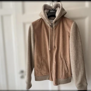 Gran Sasso cardigan  - Säljer nu denna Gran Sasso Wool/Alcantara cardiganen | Tröjan är i storlek M Skick 8/10, en liten defekt förekommer| Nypris på denna ligger på runt 7000kr | Vid frågor är det bara att höra av sig 🙌