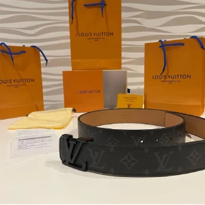 Svart  bälte - Säljer denna bältet pga den va för stor använd 1 gång endast 1 extra hål annars helt ny inga skador på den plus kvitto,dustbag,box och påse med följer hör av er via intresse eller frågor!