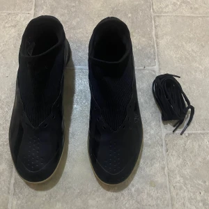 Adidas crazyfast fotbollsskor  - Säljer ett par svarta fotbollsskor i mycket bra skick. Säljer för 600. Nypris 1049. säljer för att det inte passar mig längre. De har en stilren design med diskreta ränder. Man kan ha med snören eller utan. Perfekta för inomhusspel! 