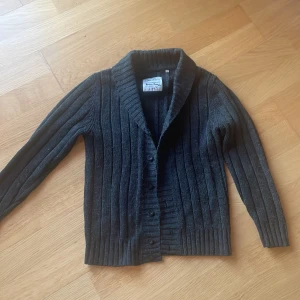 Stickad Cardigan - Hej! Säljer min feta Stickade Cardigan i en grå färg! Tröjan är sparsamt använd och inga defekter. Perfekt nu till hösten och vintern! Om du har frågor eller funderingar så hör av dig 🤙 Mvh JacobsCloset