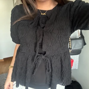 Ginatricot topp - Jätte söt topp ifrån Gina med puffärmar 