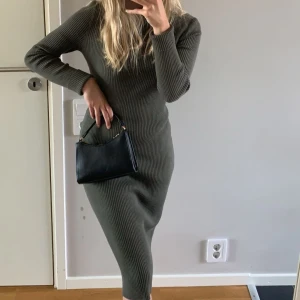 Grön ribbad långklänning - Snygg grön ribbad långklänning med långärmad design. Perfekt för en stilren och bekväm look. 