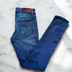 Tiger of sweden jeans - Schyssta blå jeans med klassisk femfickor design ifrån Tiger of sweden. Perfekta för en avslappnad stil. Skicka 9/10 Jeansen är endast använda ett fåtal gånger | Model: Slim | Storlek: W29 L32 | Nypris ligger runt 1499kr | Det är bara att skriva om ni har frågor eller funderingar!