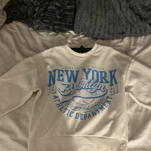 New york brooklyn tjock tröja - Tröjan har lite fläckar som ni kan se på följande bilder. Därefter har den inga andra skador. Den är inte så använd❤️