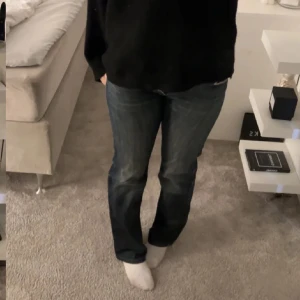jeans  - Säljer dessa snygga jeans! vet tyvärr inte vad storleken är. men de passar mig som har 36 och 38, skulle säga att de är en typ 34 eller 36 