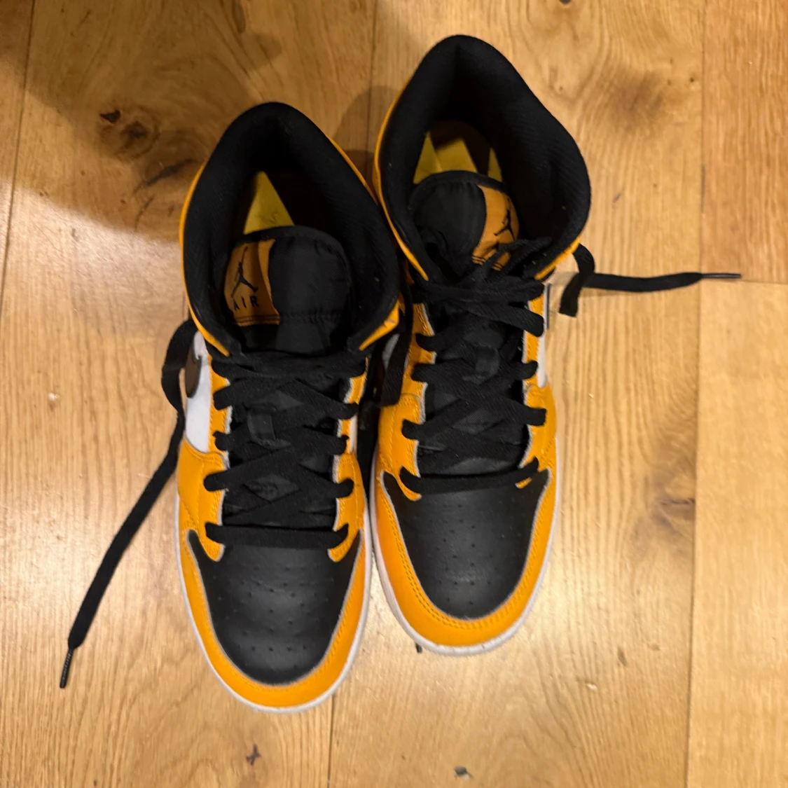 Nike Air Jordans i svart och orange - 90