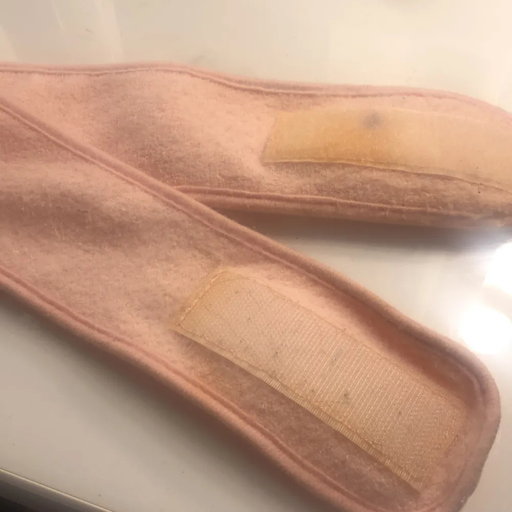 Säljer ett mjukt rosa diadem från CAIA med broderad logga. Perfekt för att hålla håret borta vid sminkning eller hudvård. Justerbart med kardborreband för bästa passform.. Asusteet.