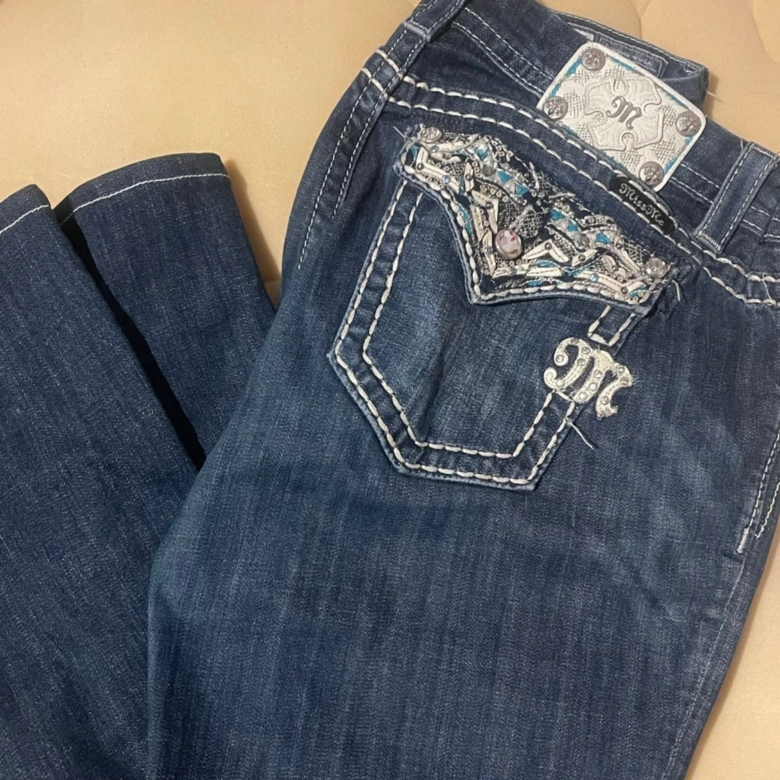 Mörkblå  'Miss me’ jeans med broderade fickor💙 - 3