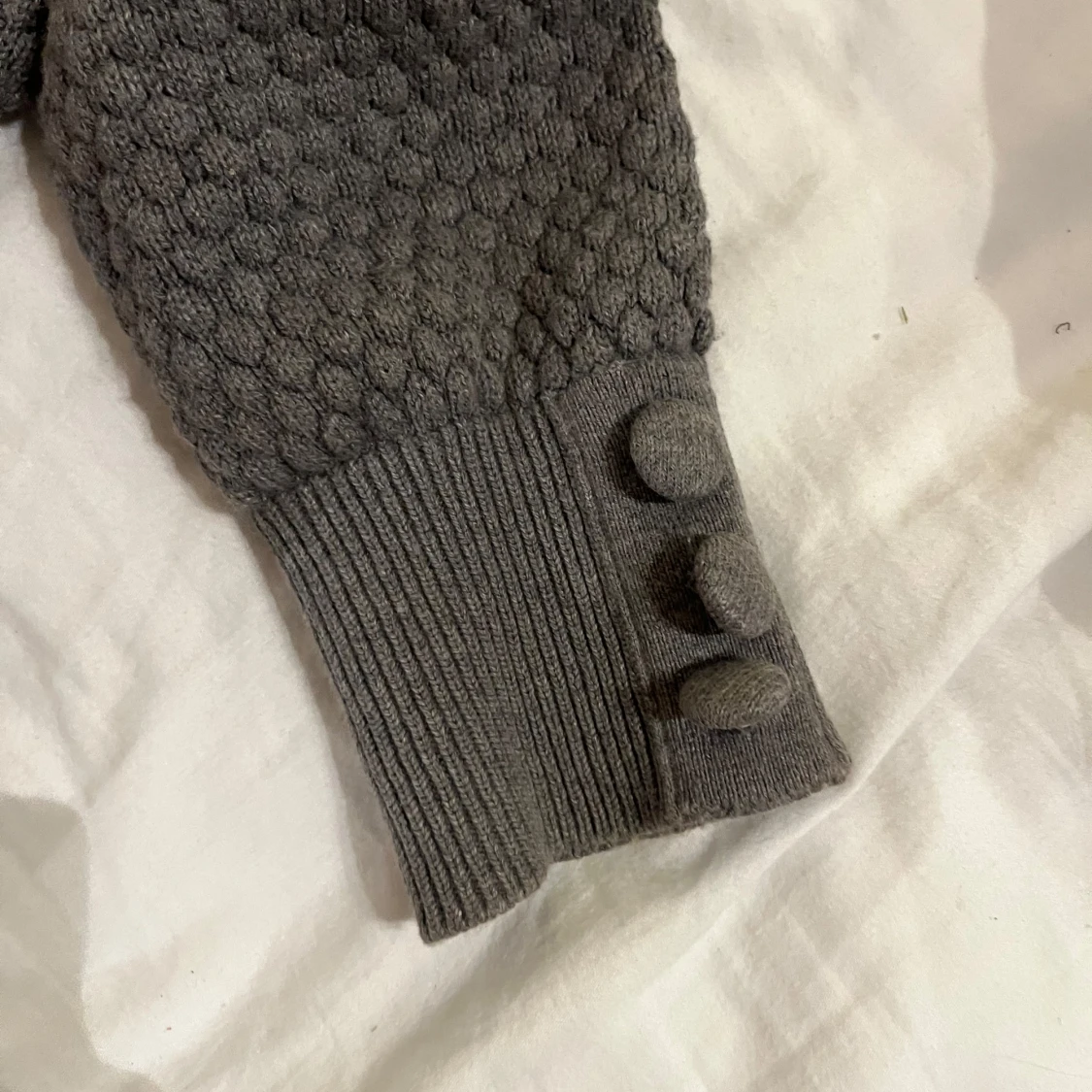 Grå kofta med knappar - 4