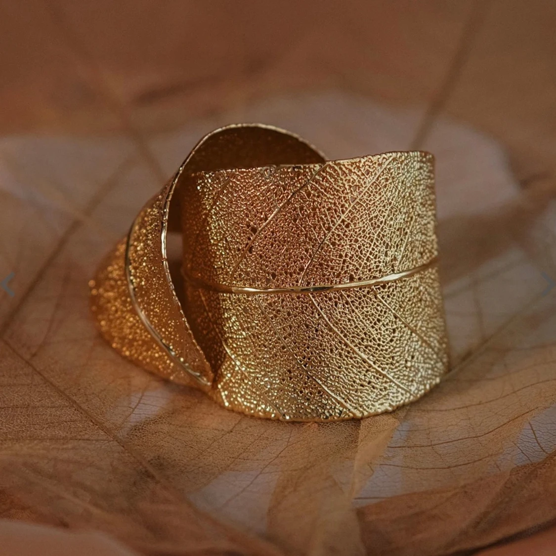 Guldarmband med lövmönster