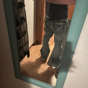 true religion jeans - true religion jeans joey super T. Mått midja 43cm, längd 103 cm, benöpning 25 cm.  bra skick men det är heelbite typ nice sådär 