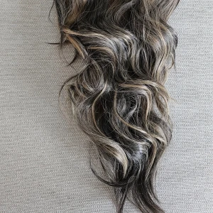 Brun peruk med blonda slingor - Snygg brun peruk med naturliga blonda slingor och mjuka vågor. Perfekt för att ändra stil utan att färga håret. Lång längd som ger ett elegant och fylligt utseende.Värmetålig,  vackra färger  Lätt att ta på / av Lång  Hög kvalitet