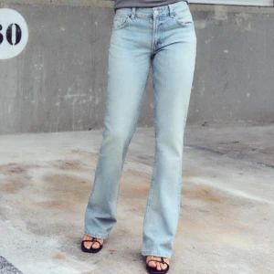 Ljusblå Zara jeans - Säljer mina Zara jeans då de är för stora på mig, knappt använda❤️ Slutsålda på hemsidan! Jeansen är klippta ner till. 