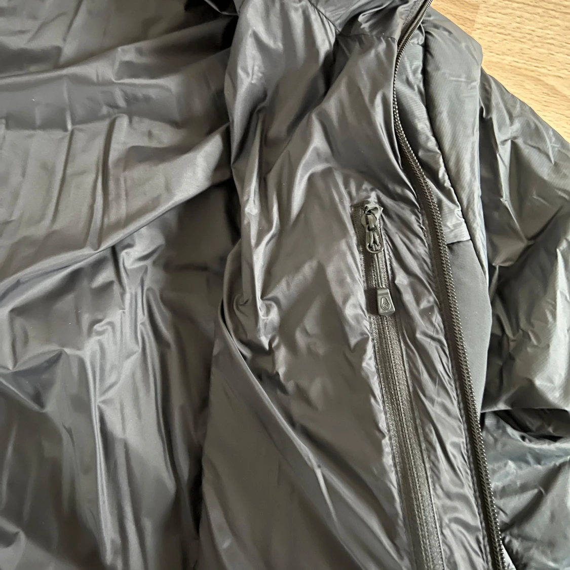 Svart och grå pufferjacka från Sail Racing - 91