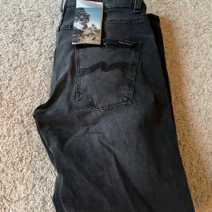 Nudie Jeans Grim Tim (helt nya) - Säljer nu dessa snygga nudie jeans i storlek 33W 32L. Jeansen är helt nya med lapparna fortfarande kvar, de har endast testats en gång. Priset är inte hugget i sten. Det är bara att höra av er om ni har några frågor. Mvh, Hjalmar