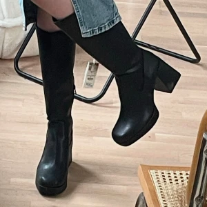 Svarta stövlar med klack - Säljer mina supersnygga boots från Pull&Bear då jag råkade köpa fel storlek och väntade för länge med att skicka tillbaka… Dom är endast testade inomhus och är förutom det helt oanvända (lappen finns kvar). Dom känns väldigt bekväma i materialet. Storlek 39! Skriv till mig för frågor eller fler bilder 💕