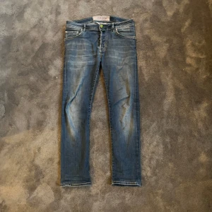 Jacob Cohen jeans - Ett par schyssta Jacob Cohen jeans som köptes i sommras, knappt andvända och säljer för att dom blivit för små, gott skick och vid frågor eller funderingar är det bara att höra av sig