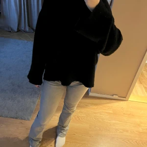 Svart oversized tröja - Mysig svart oversized tröja med långa ärmar. Perfekt för kyligare dagar och enkel att matcha med olika outfits.