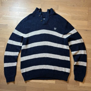 Randig tröja från Chaps - Säljer en snygg randig tröja från Chaps i marinblått och vit. Tröjan har knappar vid kragen och är i storlek xl. Nyligen ”deep cleaned” och aldrig bärts efter de. Pris går att diskutera! 