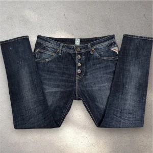 Replay jeans - Snygga mörkblå jeans från replay. Modellen är 175 cm lång och väger 60 kilo. Passar bra om du är 165-170 cm lång. W27/L ca30