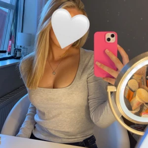 Grå ribbad långärmad topp - Säljer denna jättesöta grå toppen då den är för stor för mig. Jättemjukt fint material, haft den på mig 3-4 gånger och jag skulle säga att den är så gott som ny💕Nypris 249 kr