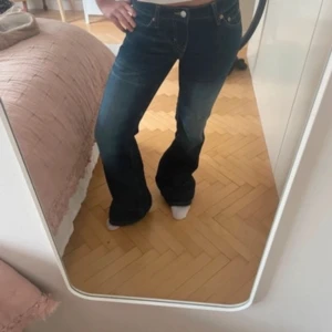 Weekday jeans - Blå Nova low bootcut wrinkle jeans i storlek 26💕bilderna är från förra ägaren skriv för egna bilder