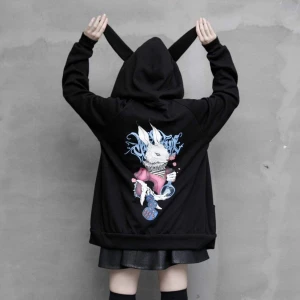 Punkrave Alice in Wonderland Hoodie🗝🐇🥀 - Oversised hoodie från punkrave med kaninöron🐰 Storleken passar presis som modellen i bilderna. Köpt för 800kr och är använd men i väldigt bra skick. Jag fick alltid så många komplimanger för detta:)
