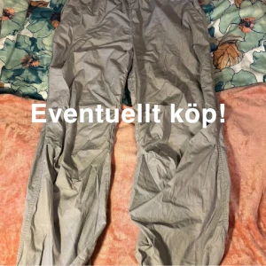 Grå byxor med dragsko - Säljer ett par grå byxor i storlek M. De har en bekväm loose passform och är perfekta för vardagsbruk. Byxorna har en praktisk dragsko i midjan för justerbar passform och en ficka bak. Materialet känns lätt och luftigt, vilket gör dem sköna att bära.