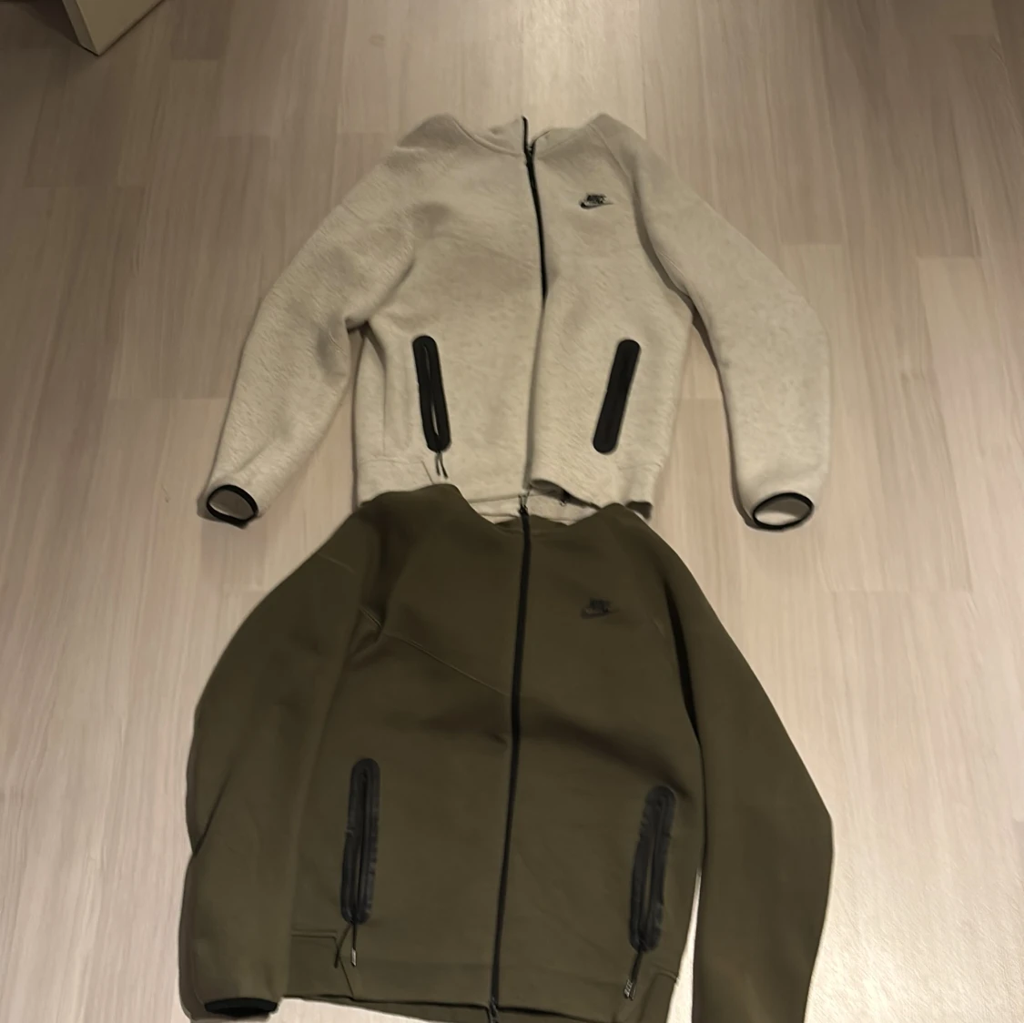 Grå och olivgrön träningsset från Nike - 90