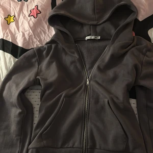Grå hoodie - Grå zip up köpt på lager 157, använd fåtal gånger men inga tecken på användning 💕