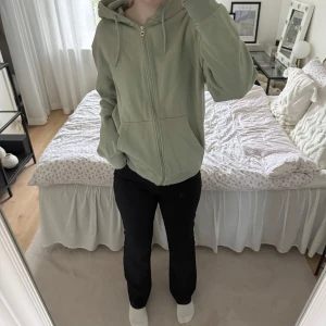Weekday zip hoodie  - Mingrön zip hoodie från Weekday i storlek S. Den är i ett bra skick