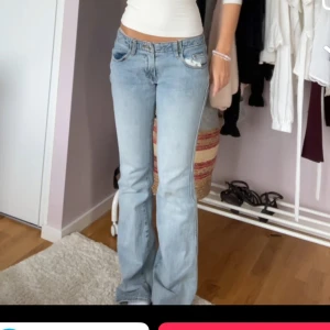 Ljusblå bootcut jeans - Snygga ljusblå bootcut jeans från brandy mellive, one size jeans men passar mig som brukar ha 34/36 på jeans!💞