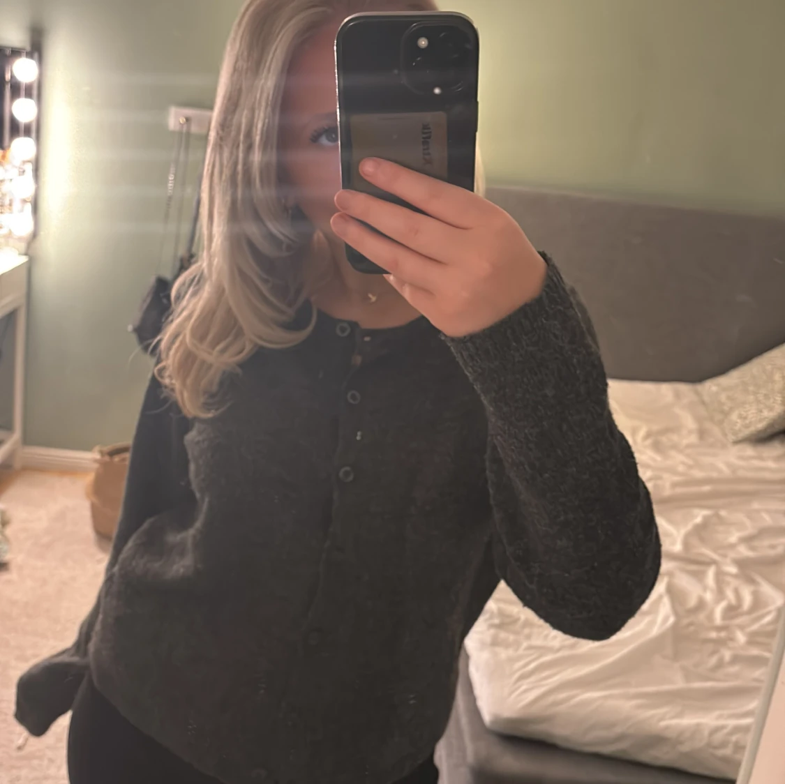 Mörkgrå kofta med knappar