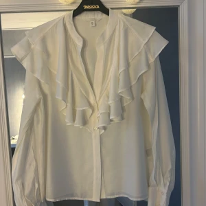 Vit blus - En vit blus från h&m som aldrig är använd så i jättebra skick.💓Den är i storlek S