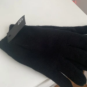 Nya svarta vantar! - Snygga svarta handskar från Lager157, perfekta för kyliga dagar. De är stilrena och passar till det mesta. Ett måste i garderoben för höst och vinter. 