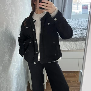 Jeansjacka - Snygg svart jeansjacka med knappar framtill och två bröstfickor🤗 Står inte vad det är för storlek, men jag är vanligtsvis runt S/M i jackor.