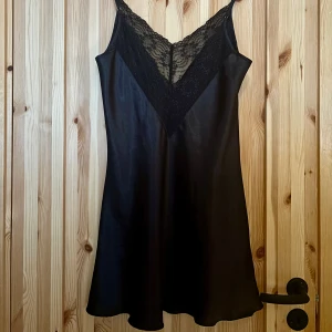 Svart negligé med spetsdetaljer  - Svart Negligé/nattlinne med spetsdetaljer i stl S   Sparsamt använd och tvättad, så skicket är mycket bra!