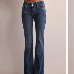 Low Waist Bootcut Stitch Jeans -  Säljer de här jättefina jeans och från Nelly. Helt oanvända men råkade dra bort lappen. Nypris 700kr💘