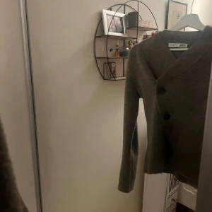 Kofta  - Snygg grå kofta från Zara med omlott-design och stora knappar. Långärmad och tillverkad i ett mjukt material som ger en bekväm passform. Kom privat för fler bilder på. Priset kan såklart diskuteras!!! 