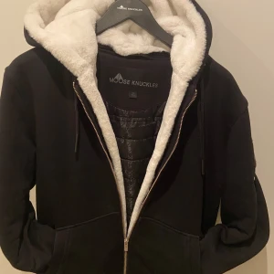 MOOSE KNUCKLE - SÄLJER MIN MOOSE KNUCKLE JACKA DÅ JAG BARA ÄR SUGEN PÅ NÅTT ANNAT. JACKAN ÄR I 10/10 SKICK OCH HAR BARA HAFT DEN I CIRKA 2 MÅNADER OCH INTE ANVÄNTS MYCKET. STORLEK M. ÄKTA SÅKLART KÖPT PÅ THERNLUND PÅ MAL OF SCANDINAVIA. KVITTOT OCH TAGSEN FÖLJER MED OCH NFC SCANNERN FUNKAR GIVETVIS. EN MOOS KNUCKLE GALJA FÖLJER ÄVEN MED VID KÖP. FRAKTAR SÅ FORT SOM MÖJLIGT OCH ÄR MÖJLIGTVIS ÖPPEN FÖR VISSA BYTEN. NY PRIS 4600kr MITT PRIS BLIR 4199kr DÅ DEN ÄR I HELT PERFEKT SKICK OCH INGA SKADOR ALLS. OG KMR ME