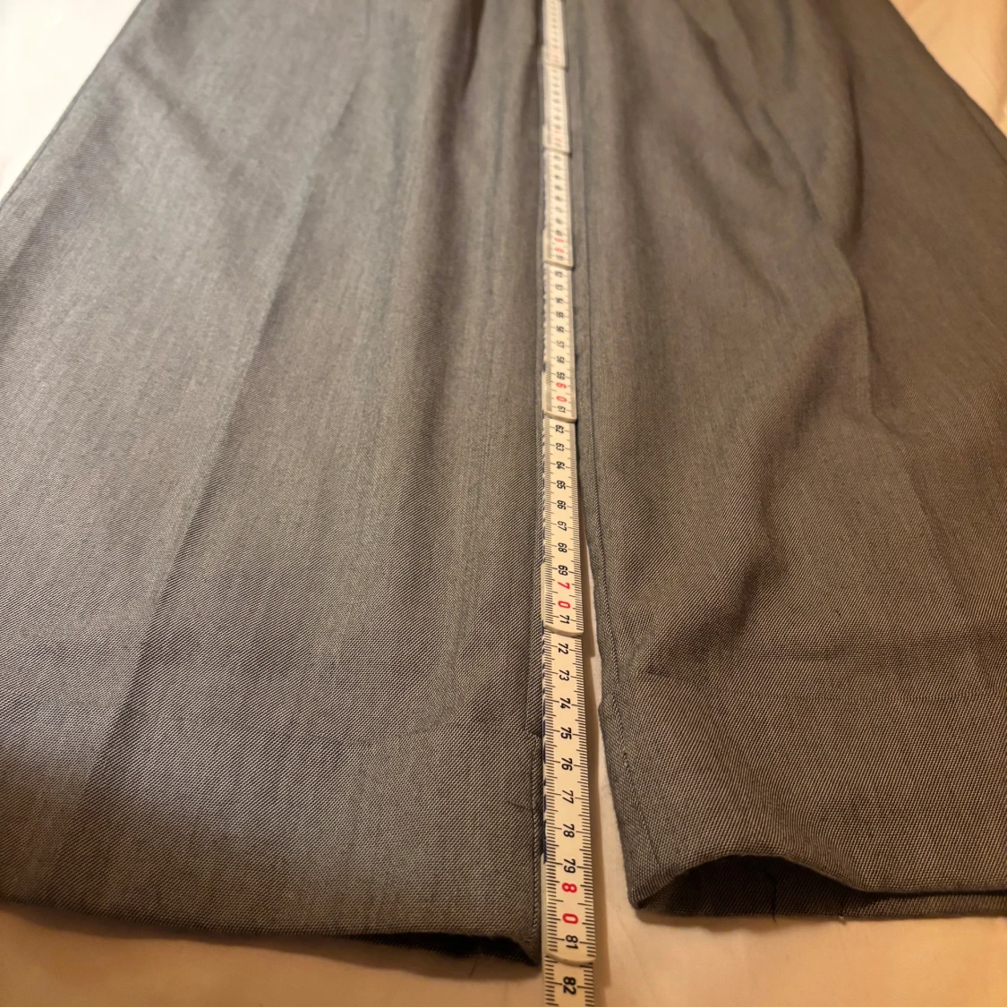 Grå kostymbyxor med knappar - 93