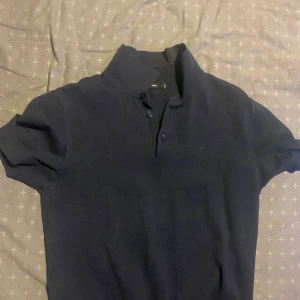 Stilig j. Lindberg piké  - Säljer min stiliga j Lindberg piké då jag växt ur, den är mörkgrå i fint skick, är osäker på orginalpriset men säljer nog denna för runt 250kr. Tveka inte att höras av vid intresse 😁